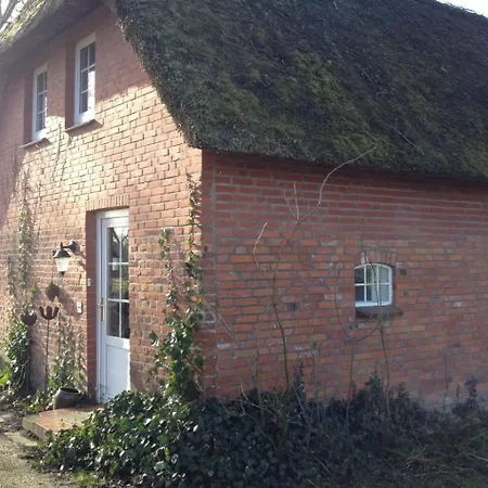 Auf Zwei Etagen Mit Gartennutzung By Interhome Nyaraló *
