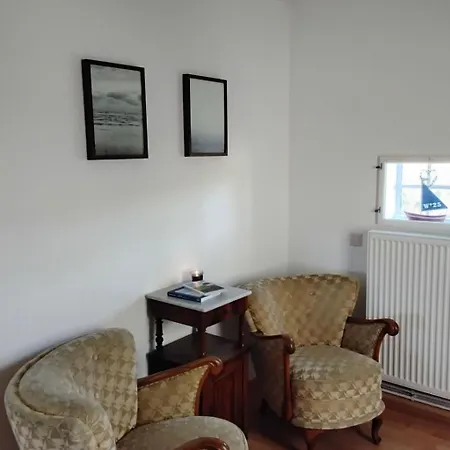 Auf Zwei Etagen Mit Gartennutzung By Interhome Nyaraló *